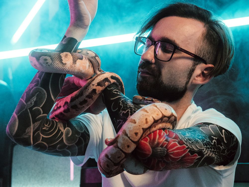 serpiente enrollada alrededor del brazo