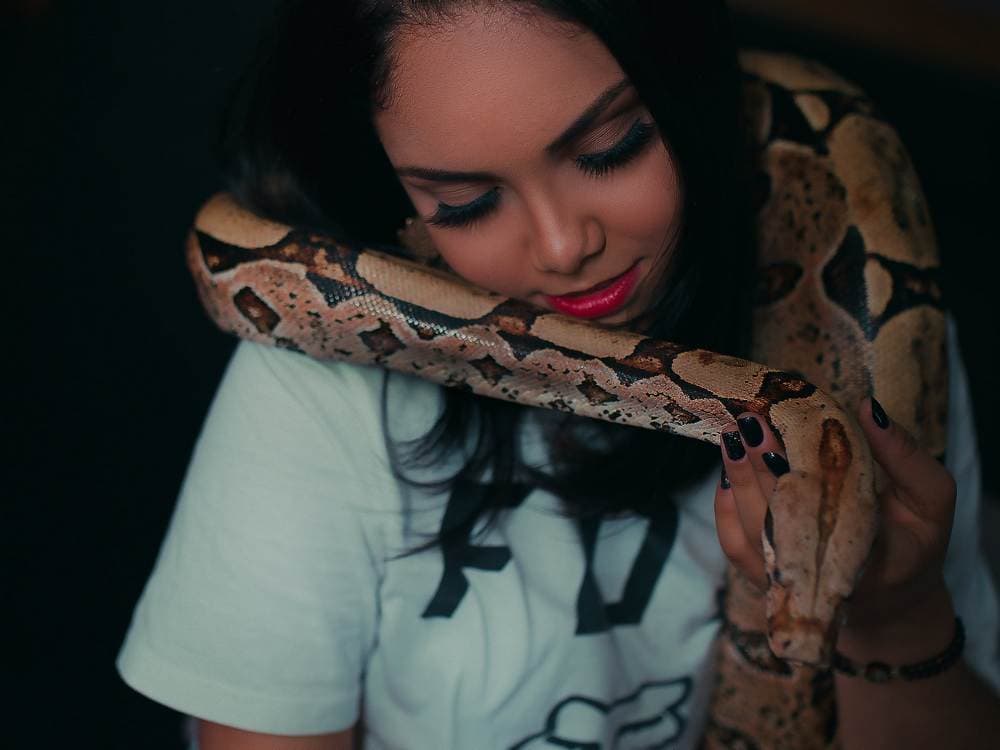 serpiente con hermosa mujer
