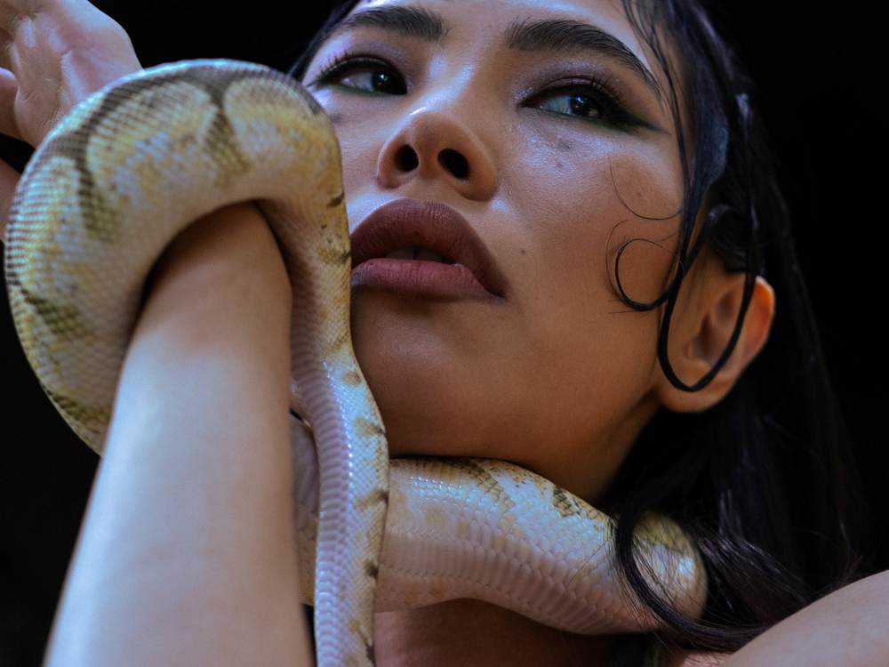serpiente enroscada en el cuello de una mujer